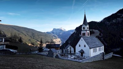 Die Kirche in Pufels aus dem 13. Jh. ist dem heiligen Leonhard geweiht