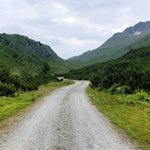 Der breite Wanderweg ist ideal für Ausflüge mit der ganzen Familie