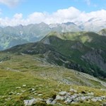 Über ihren breiten Grasrücken auf die Henne