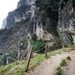 Dicht am Steilhang windet sich die alte Ponalestraße in die Höhe