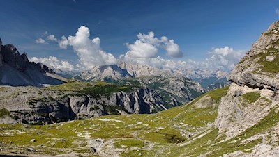Blick auf die umliegenden Dolomiten mit der markanten Hohen Gaisl