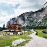 Vom Berggasthof Pederü zweigt der breite Schotterweg Nr. 7 in Richtung Fodara Vedla ab