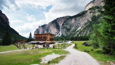 Vom Berggasthof Pederü zweigt der breite Schotterweg Nr. 7 in Richtung Fodara Vedla ab