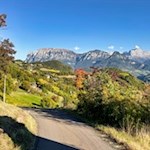 Vor der Kulisse der gegenüberliegenden Dolomiten zurück zum Plattner Kreuz