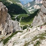 Attraverso la ripida gola calcarea fino al Rifugio Scotoni