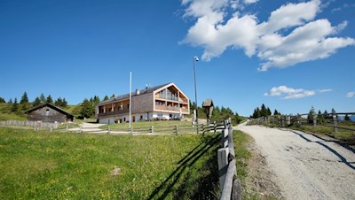 Die beliebte Starkenfeldhütte auf der Rodenecker Alm