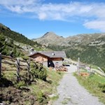 Die-gemütliche-Getrumalm-mit-der-Kassianspitze-im-Hintergrund