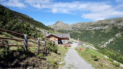 Die gemütliche Getrumalm mit der Kassianspitze im Hintergrund