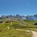 Vom Schlern schlängelt sich der Wanderweg Nr. 4 zum Tierser Alpl