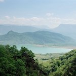 Während der Wanderung erschließen sich immer wieder schöne Ausblicke auf den Kalterer See