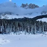 Im-Winter-liegt-der-Karersee-unter-einer-dicken-Eis-und-Schneedecke