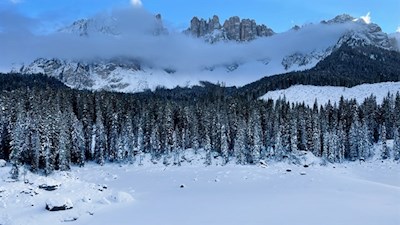 Im Winter liegt der Karersee unter einer dicken Eis- und Schneedecke