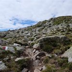 Der letzte Anstieg auf das Sattele wird zunehmend steiniger