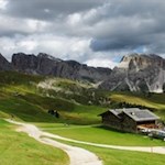 Durch malerische Almwiesen auf die Seceda