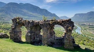 Mauerreste aus dem 6. Jh. auf dem Burghügel Castelfeder