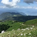 Der Wanderweg zur Kölner Hütte schlängelt sich durch eine malerische Landschaft