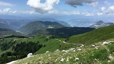Der Wanderweg zur Kölner Hütte schlängelt sich durch eine malerische Landschaft