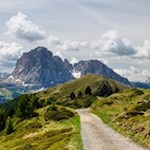 Hinter uns erhebt sich das Langkofelmassiv