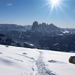 Im Hintergrund ragen der Sellastock, der Lang- und Plattkofel in die Höhe
