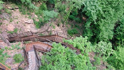 Auf sicheren Treppen durch die Rastenbachklamm