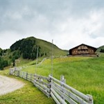 Die Kapaire Alm liegt inmitten saftiger Almwiesen