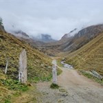 Hinter der Brücke wandert man auf dem breiten Wanderweg zur nahen Gampielalm weiter