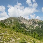 Während des Anstiegs hat man die pyramidenförmige Karspitze bereits im Blick