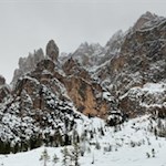 Links und rechts des Weges ragen imposante Felswände in die Höhe