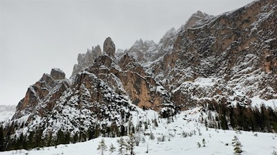Links und rechts des Weges ragen imposante Felswände in die Höhe