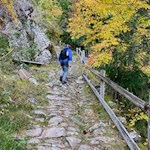 Anstieg auf dem steilen Saubacher Kofelweg zu den Barbianer Wasserfällen