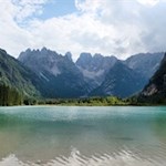 The turquoise shimmering Lago di Landro lake in front of the backdrop of Cristallo