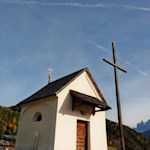 Friedvoll thront die Kapelle auf dem Teiser Kalvarienberg