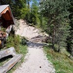 Kreuzgeschmückte Aussichtsbank auf dem Weg zur Haniger Schwaige