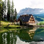 Malerisch-spiegelt-sich-die-Umgebung-im-Sompuntsee