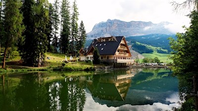 Malerisch spiegelt sich die Umgebung im Sompuntsee