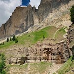Hiking trail no. 552 gently crosses the slopes below Catinaccio
