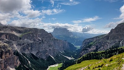Blick auf den wolkenumrankten Langkofel