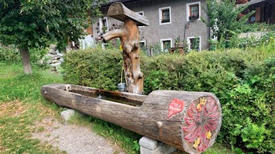 Brunnen neben der Feuerwehrhalle Kiens