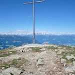 Das Astjoch wird von einem hohen Gipfelkreuz geschmückt