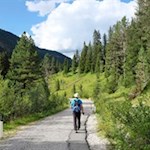 Anfangs folgt der Weg Nr. 1 der Straße