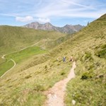 Der Almhüttenrundweg führt über malerische Weidehänge von Hütte zu Hütte