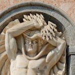 Das Marmorrelief am Ponale Kraftwerk: ein Sinnbild der göttlichen Macht des Wassers