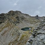 Blick auf die Marburger Hütte und den Flaggersee während des Anstiegs auf die Jakobsspitze