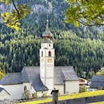 Die Wanderung zur Edelweißhütte beginnt bei der Kirche in Kolfuschg