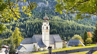 Die Wanderung zur Edelweißhütte beginnt bei der Kirche in Kolfuschg