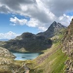Die Spronser Seen werden von Wiesen und Felsen umrahmt