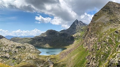 Die Spronser Seen werden von Wiesen und Felsen umrahmt