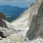 Abstieg durch das geröll- und schotterreiche Langkofelkar