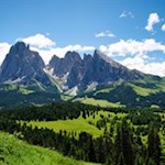 Neben uns erheben sich der Lang- und Plattkofel