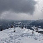 Blick ins winterlich ummantelte Tal